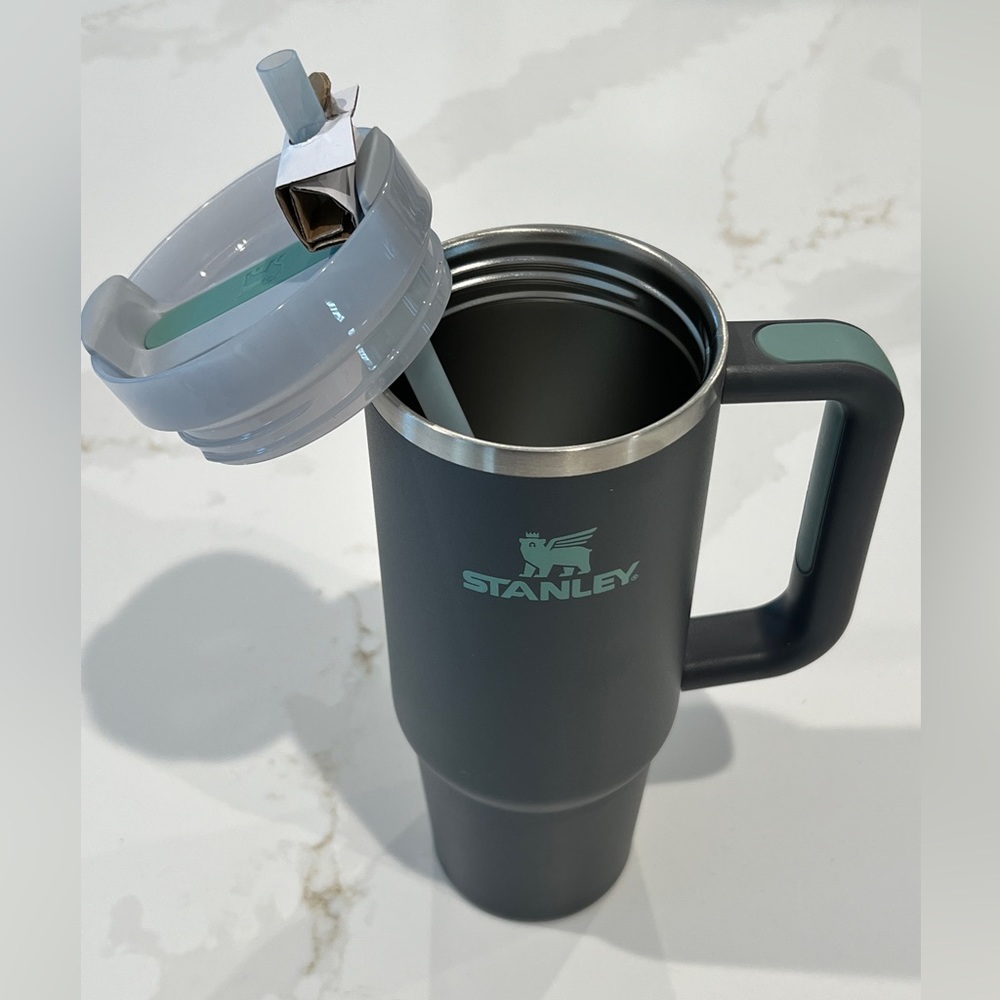 NWT Stanley the Quencher H2.0 Flowstate Tumbler 30 oz. - Charcoal